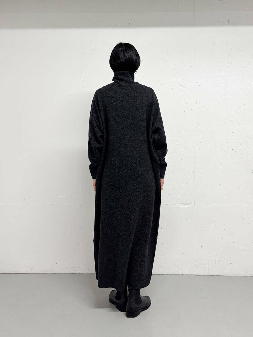 グレー系のワンピースを着用したレディースの冬コーディネートの4枚目の写真