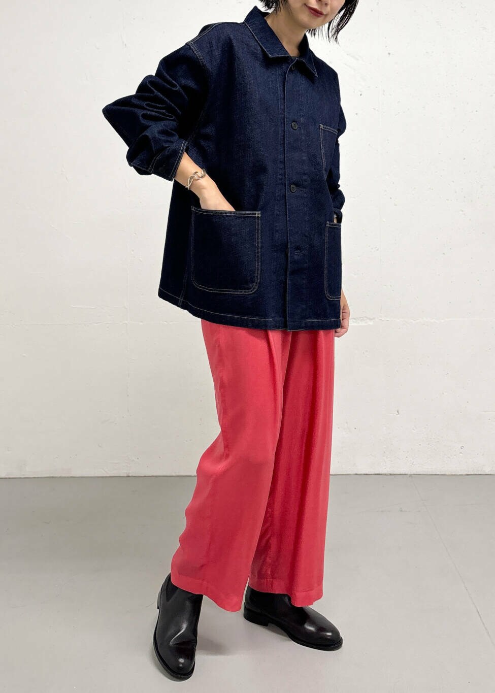 ピンク系のその他パンツ、グレー系のTシャツ/カットソー、ブルー系のカバーオールを着用したレディースの秋コーディネートの3枚目の写真