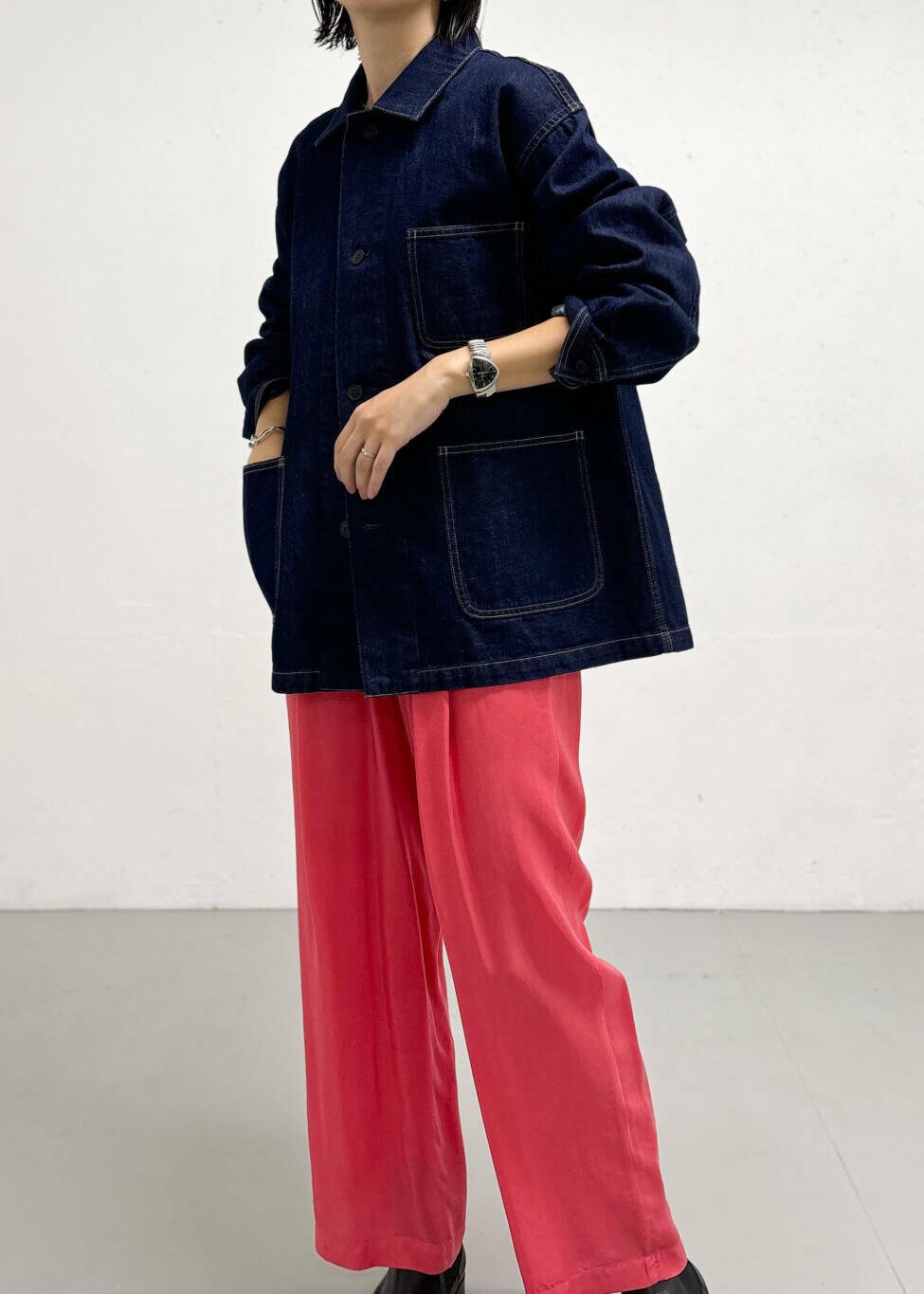 ピンク系のその他パンツ、グレー系のTシャツ/カットソー、ブルー系のカバーオールを着用したレディースの秋コーディネートの4枚目の写真