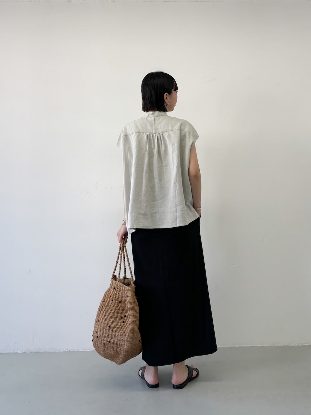 グレー系のTシャツ/カットソー、ブラック系のスカートを着用したレディースの夏コーディネートの3枚目の写真