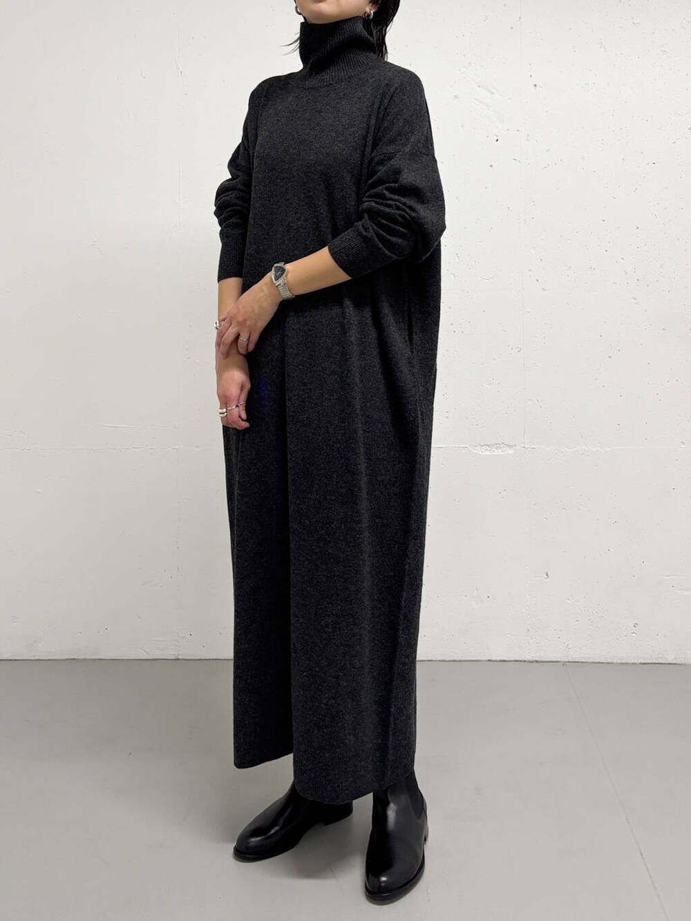 グレー系のワンピースを着用したレディースの冬コーディネートの5枚目の写真