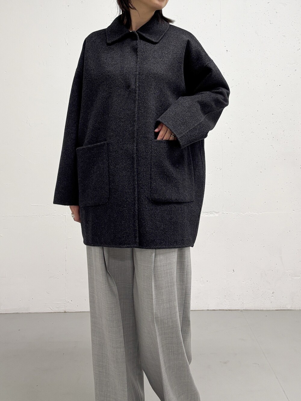 グレー系のその他アウター、ホワイト系のシャツ/ブラウス、グレー系のその他パンツを着用したレディースの秋コーディネートの4枚目の写真