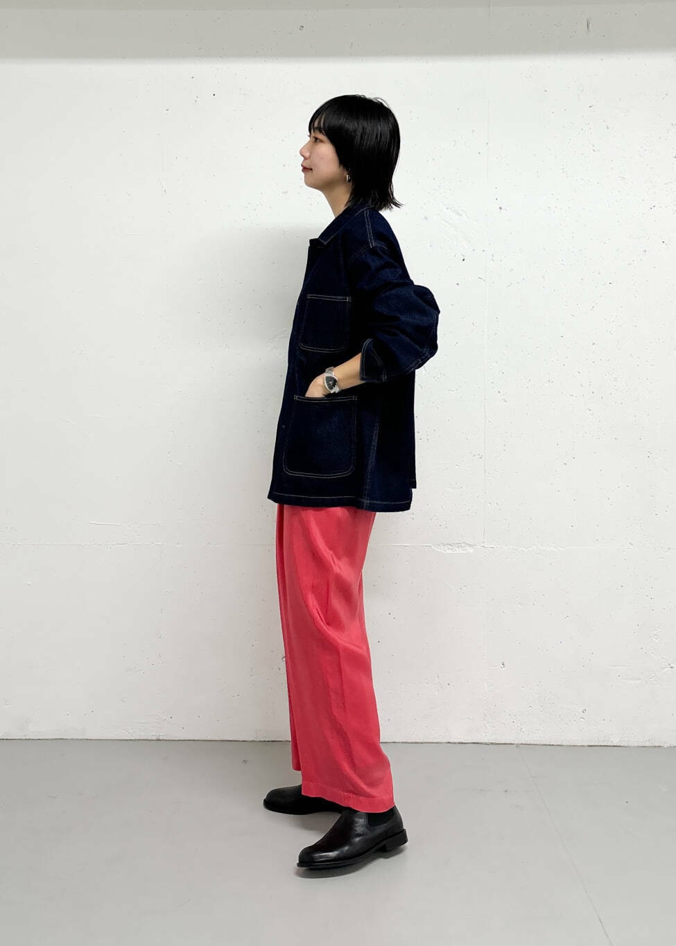 ピンク系のその他パンツ、グレー系のTシャツ/カットソー、ブルー系のカバーオールを着用したレディースの秋コーディネートの2枚目の写真