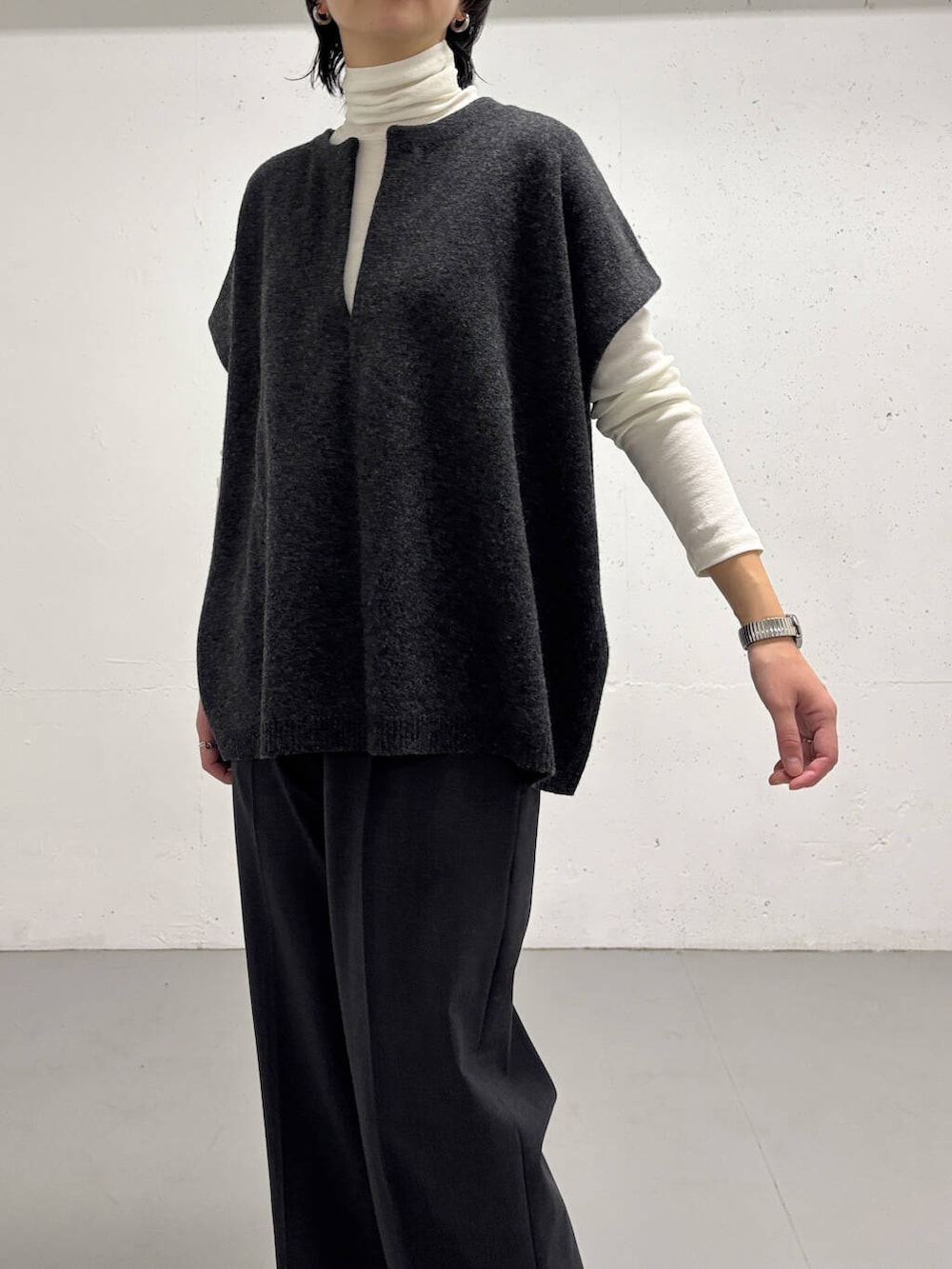 グレー系のその他パンツ、グレー系のニット/セーター、ホワイト系のTシャツ/カットソーを着用したレディースの冬コーディネートの4枚目の写真