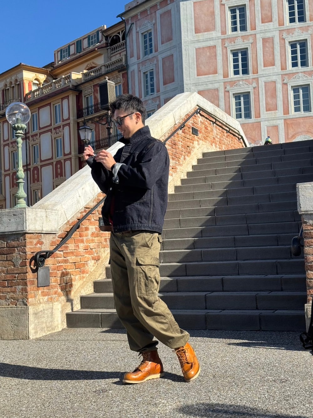 ブルー系のデニムジャケット、グリーン系のカーゴパンツ、ブラウン系のブーツを着用したメンズの冬コーディネートの2枚目の写真