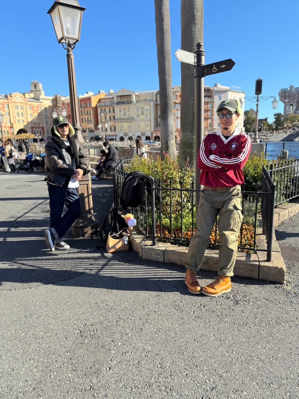 レッド系のジャージ、グリーン系のカーゴパンツ、ブラウン系のブーツを着用したメンズの冬コーディネートの3枚目の写真