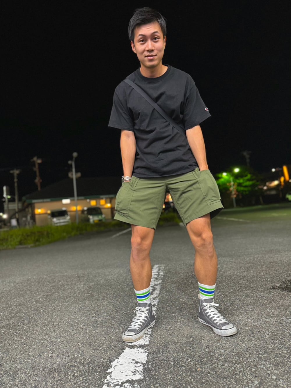 ブラック系のTシャツ/カットソー、グリーン系のカーゴパンツ、グレー系のスニーカーを着用したメンズの夏コーディネートの2枚目の写真