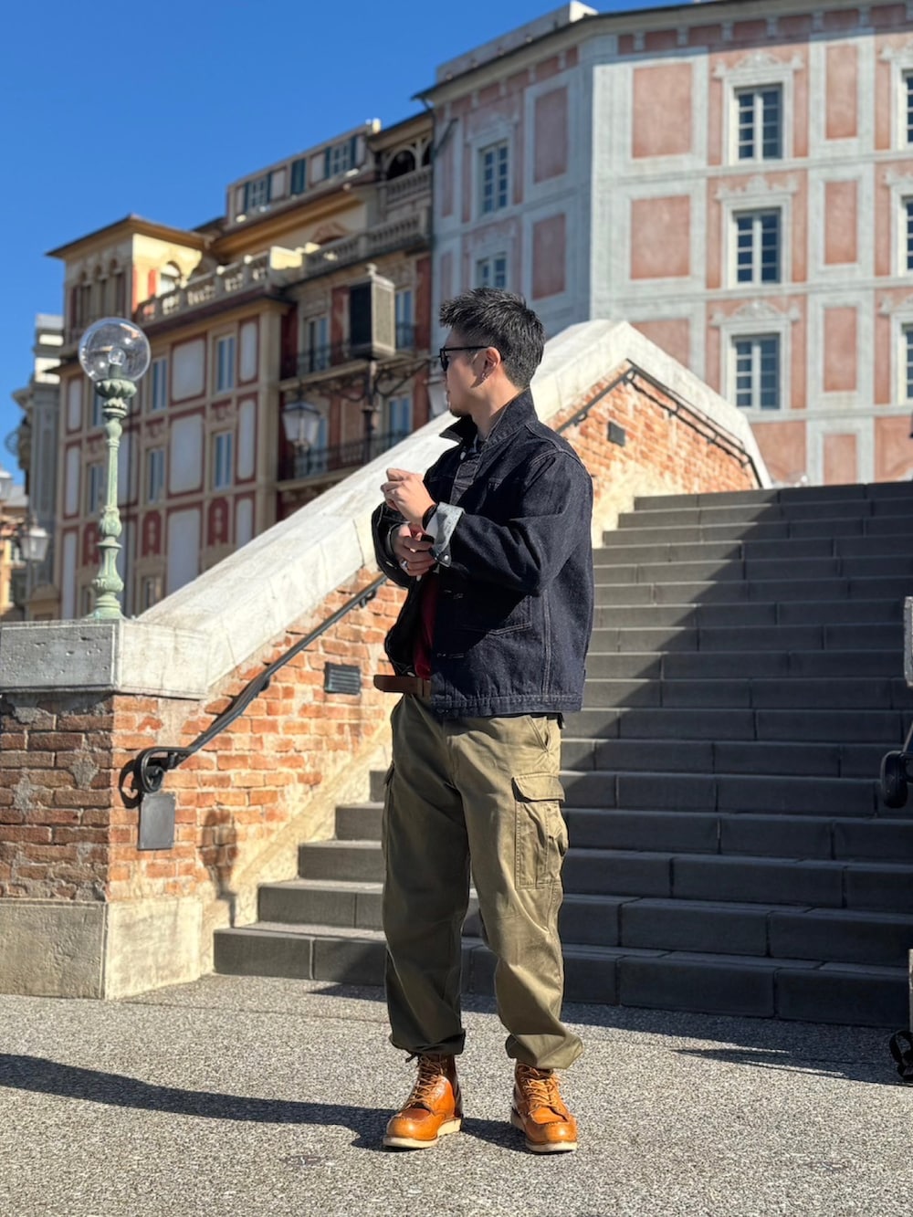 ブルー系のデニムジャケット、グリーン系のカーゴパンツ、ブラウン系のブーツを着用したメンズの冬コーディネートの3枚目の写真