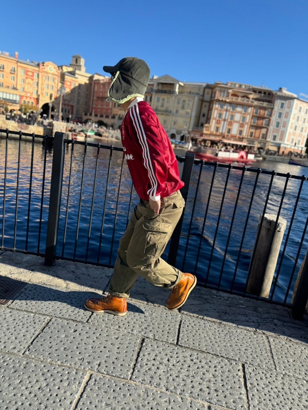 レッド系のジャージ、グリーン系のカーゴパンツ、ブラウン系のブーツを着用したメンズの冬コーディネートの4枚目の写真