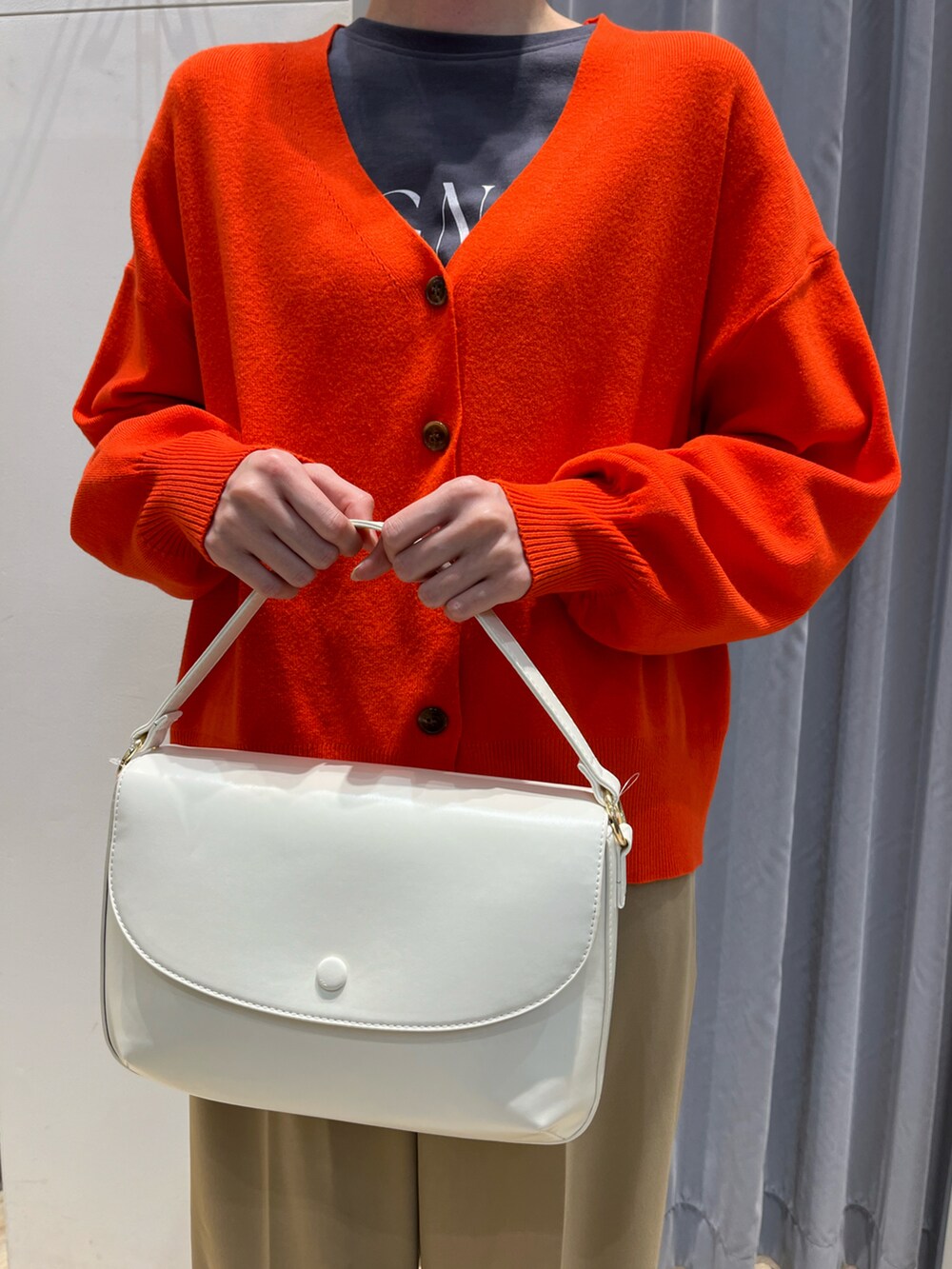 ベージュ系のパンツ、ホワイト系のその他シューズ、ホワイト系のハンドバッグを着用したレディースの冬コーディネートの3枚目の写真