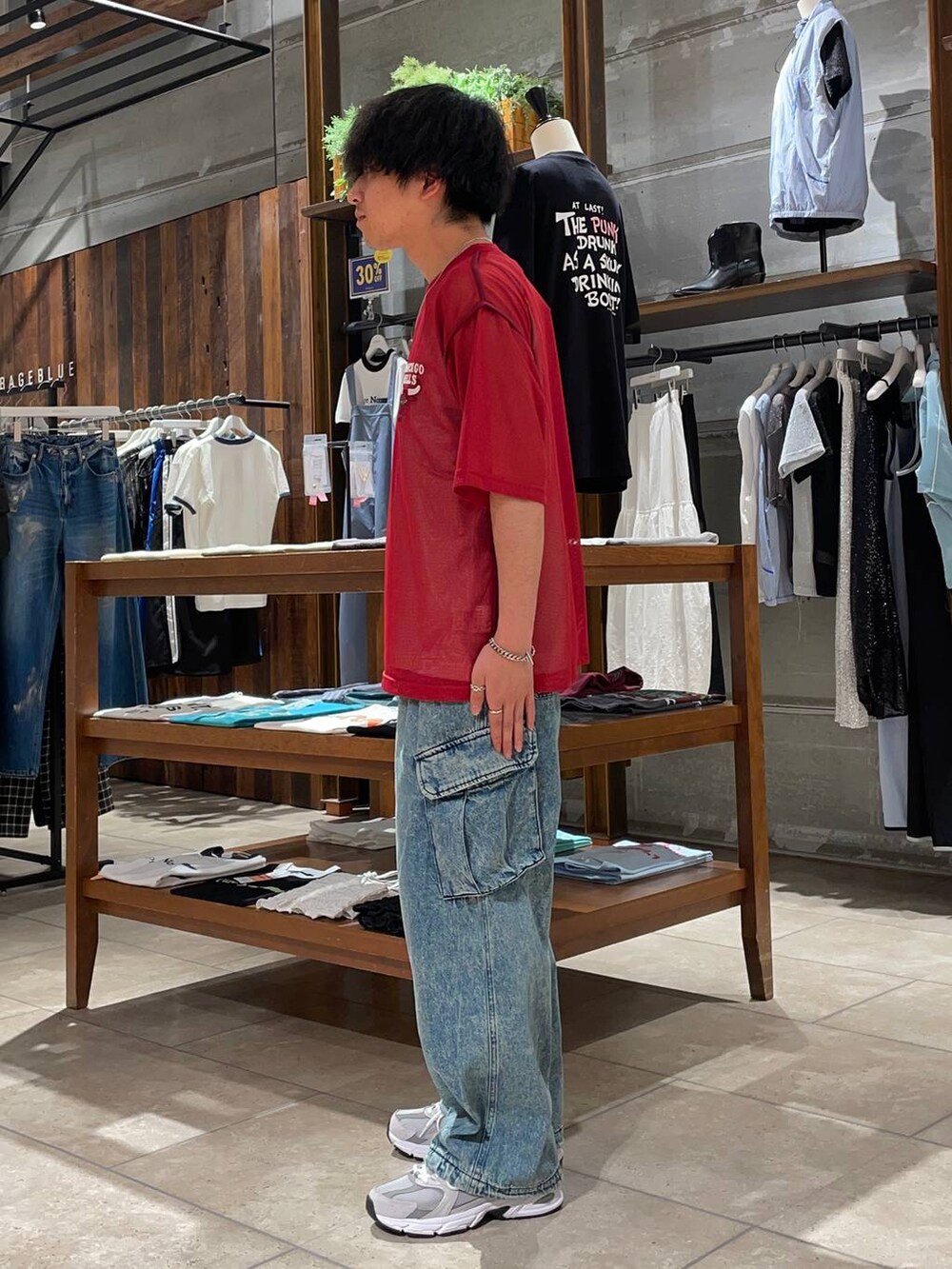 ブルー系のデニムパンツ、グレー系のスニーカー、レッド系のTシャツ/カットソーを着用したメンズの夏コーディネートの2枚目の写真