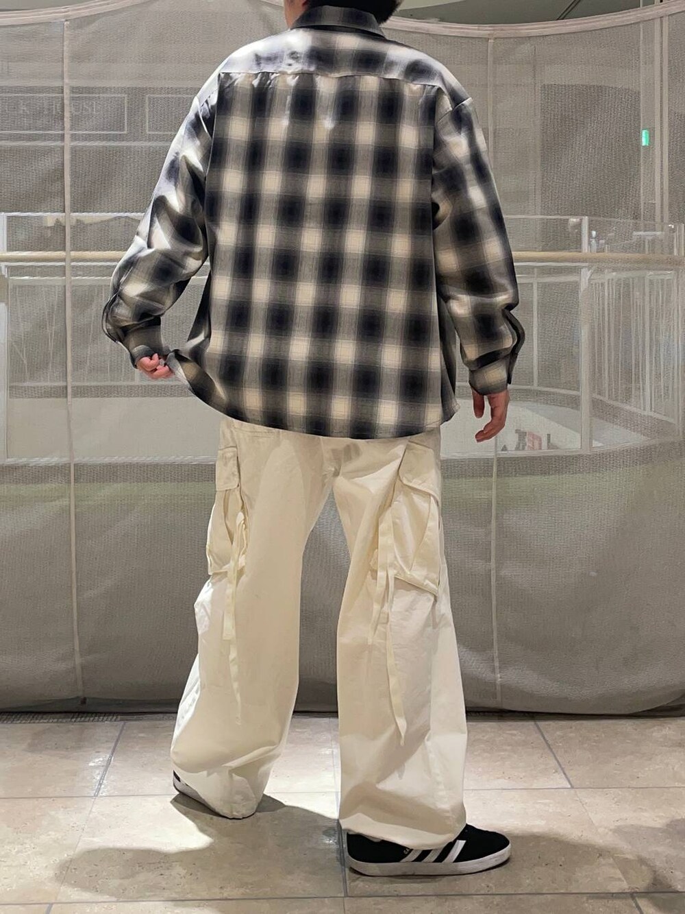 ホワイト系のカーゴパンツ、ブラック系のシャツ/ブラウス、ブラック系のスニーカーを着用したメンズの秋コーディネートの3枚目の写真