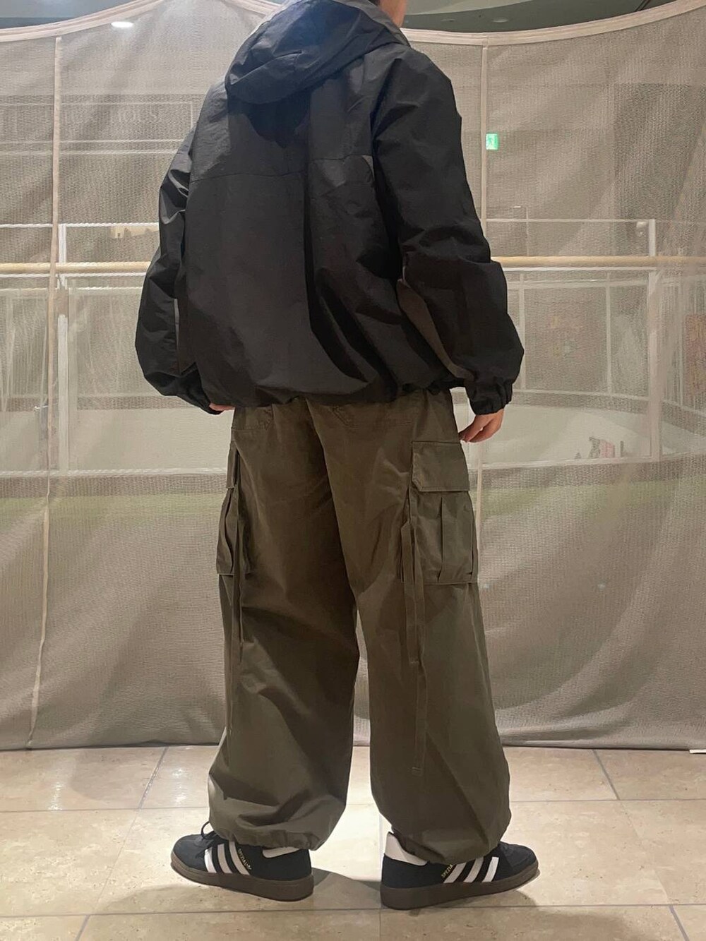 「秋コーデ、カジュアル、カジュアルコーデ、低身長」｜「RAGEBLUEのM-65 German military wide straight cargo pants/M-65 ストレートジャーマンバギーミリタリーカーゴパンツ（カーゴパンツ、グリーン系）」を使った、たかしさん（メンズ・167cm）の秋コーディネートの3枚目の写真