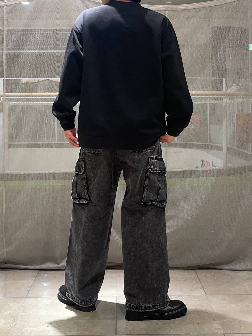 グレー系のデニムパンツ、ブラック系のドレスシューズ、ブラック系のTシャツ/カットソーを着用したメンズの秋コーディネートの3枚目の写真