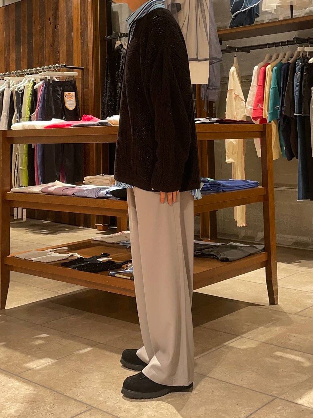 ブラック系のニット/セーター、グレー系のスラックス、ブラック系のドレスシューズを着用したメンズの春コーディネートの2枚目の写真