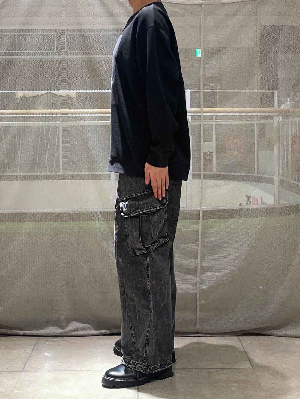 グレー系のデニムパンツ、ブラック系のドレスシューズ、ブラック系のTシャツ/カットソーを着用したメンズの秋コーディネートの2枚目の写真