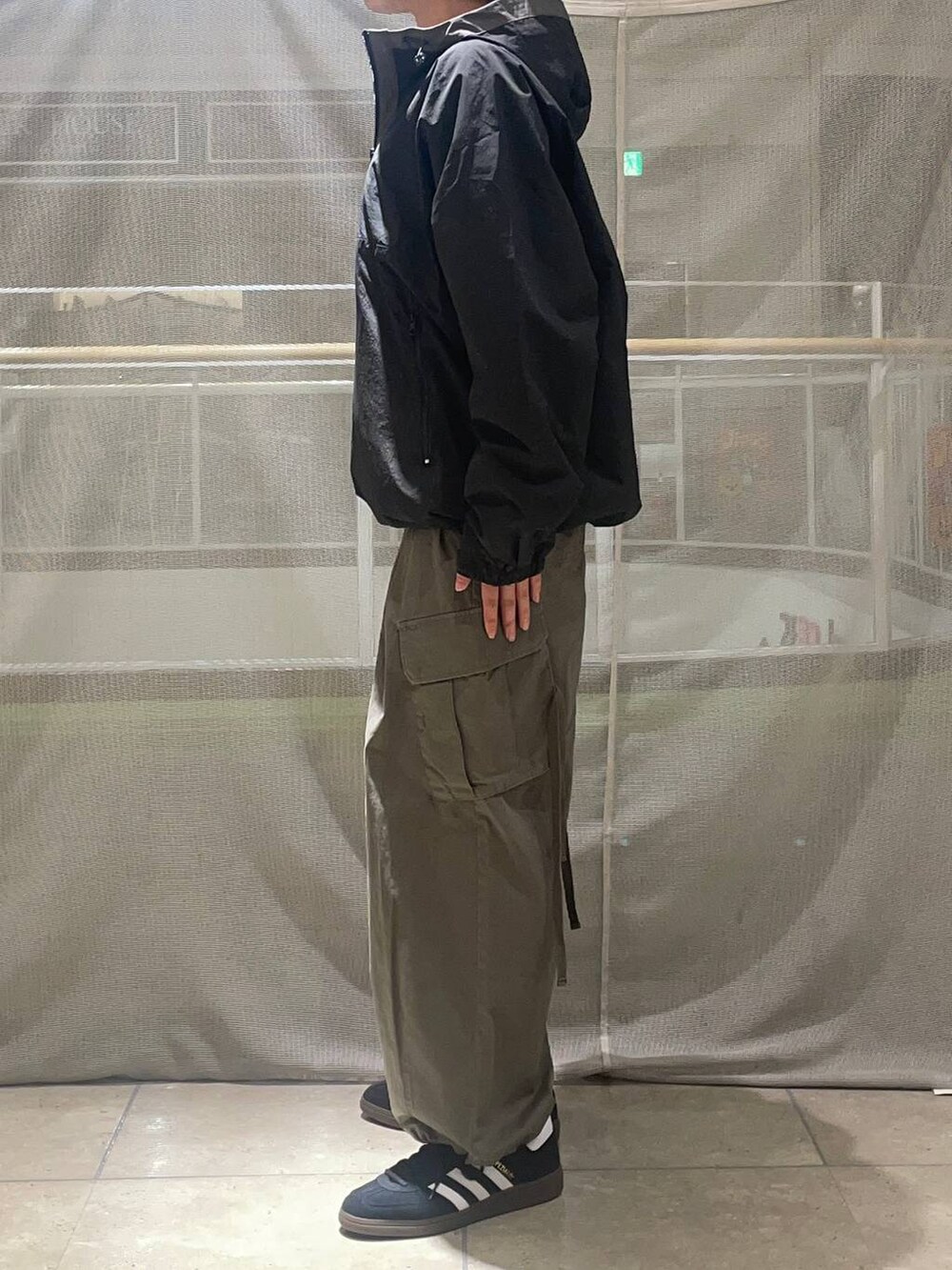 「秋コーデ、カジュアル、カジュアルコーデ、低身長」｜「RAGEBLUEのM-65 German military wide straight cargo pants/M-65 ストレートジャーマンバギーミリタリーカーゴパンツ（カーゴパンツ、グリーン系）」を使った、たかしさん（メンズ・167cm）の秋コーディネートの2枚目の写真