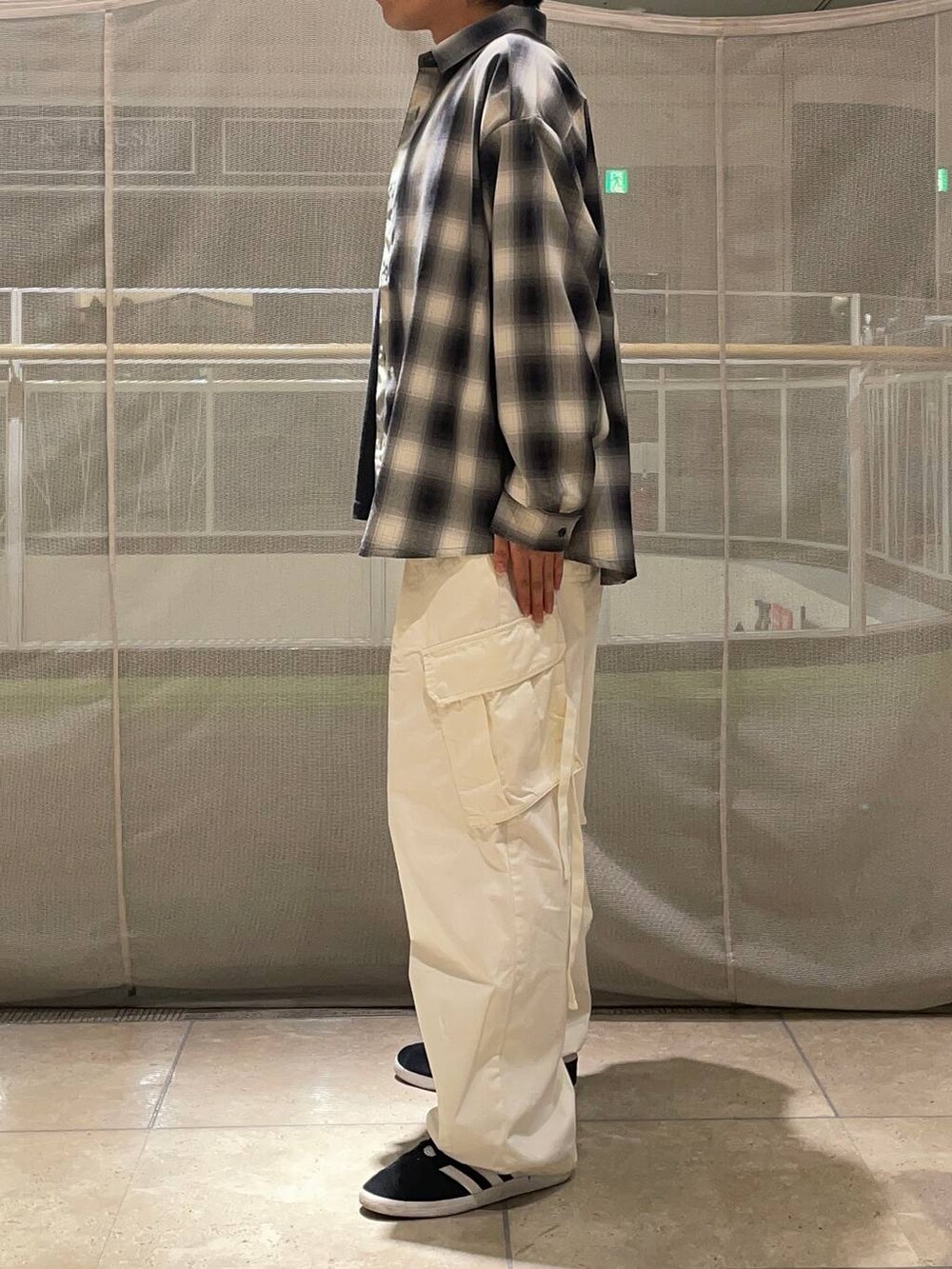 ホワイト系のカーゴパンツ、ブラック系のシャツ/ブラウス、ブラック系のスニーカーを着用したメンズの秋コーディネートの2枚目の写真