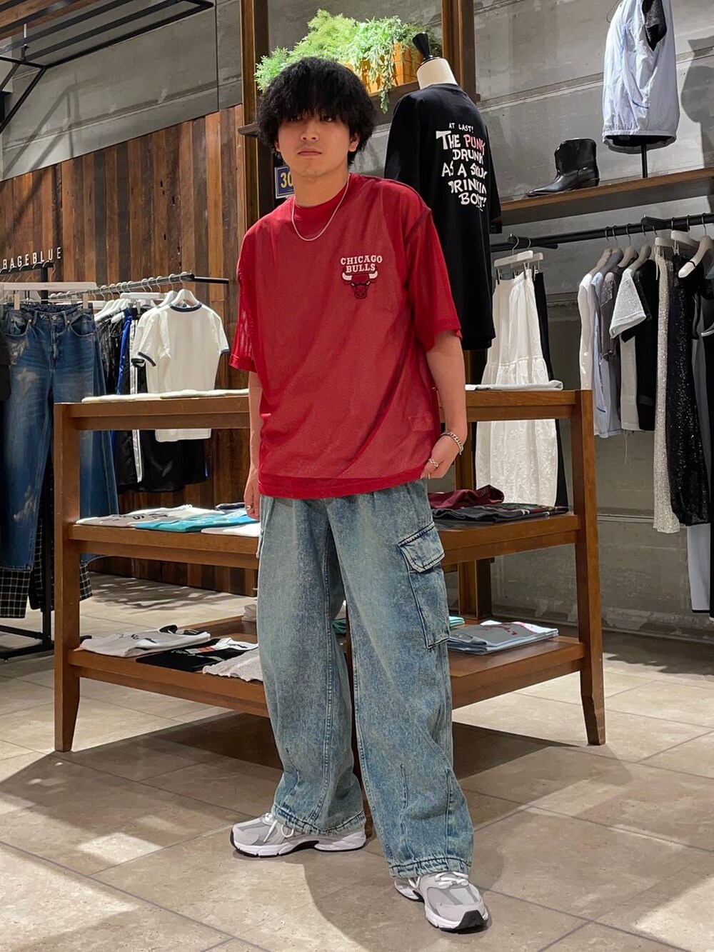 ブルー系のデニムパンツ、グレー系のスニーカー、レッド系のTシャツ/カットソーを着用したメンズの夏コーディネートの4枚目の写真