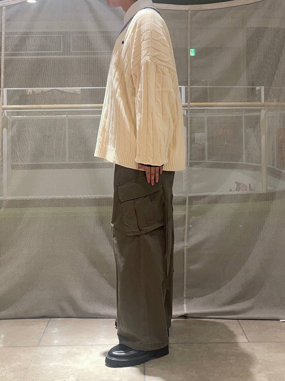 グリーン系のカーゴパンツ、ホワイト系のシャツ/ブラウス、ホワイト系のニット/セーターを着用したメンズの秋コーディネートの2枚目の写真