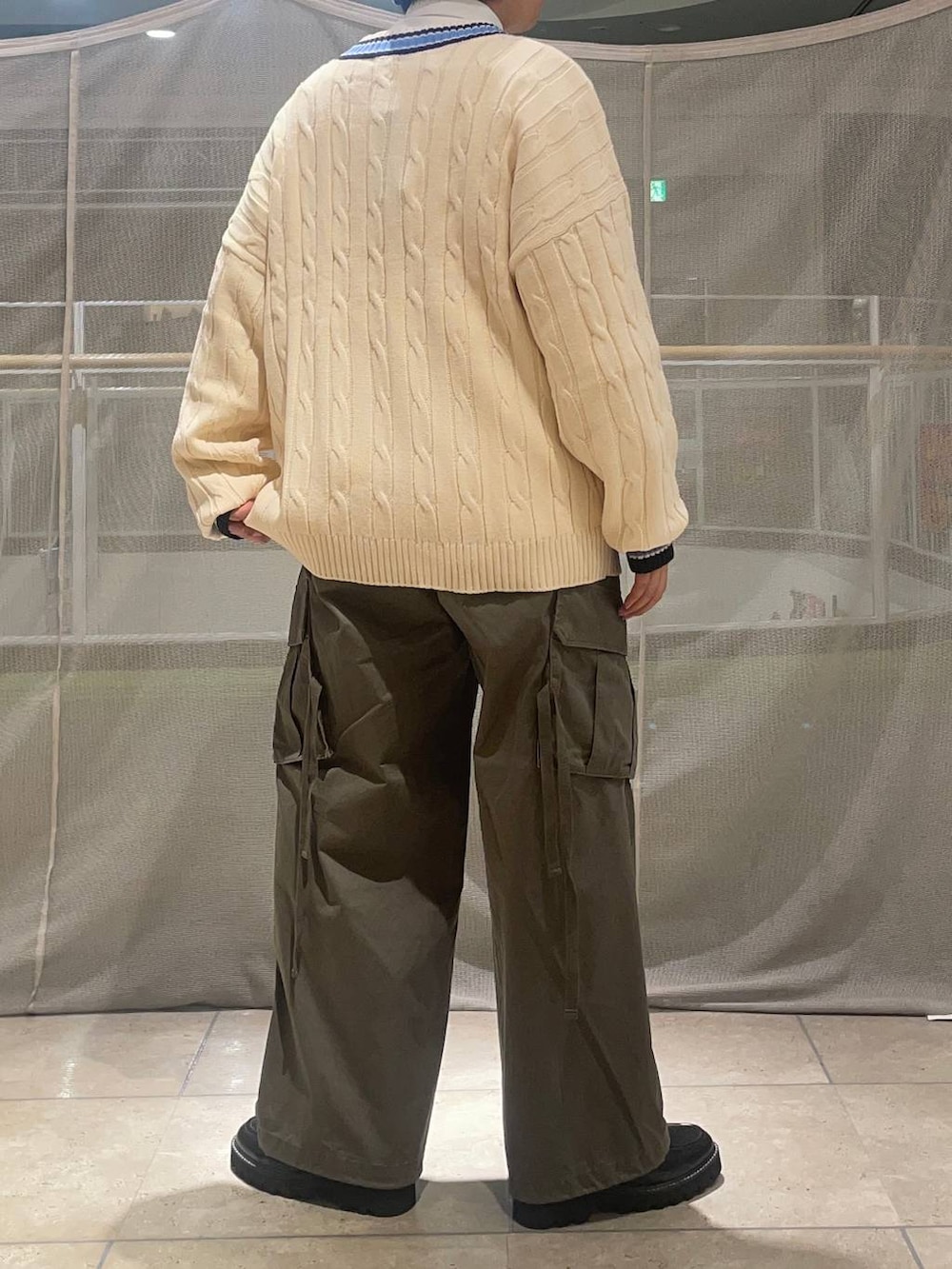 グリーン系のカーゴパンツ、ホワイト系のシャツ/ブラウス、ホワイト系のニット/セーターを着用したメンズの秋コーディネートの3枚目の写真