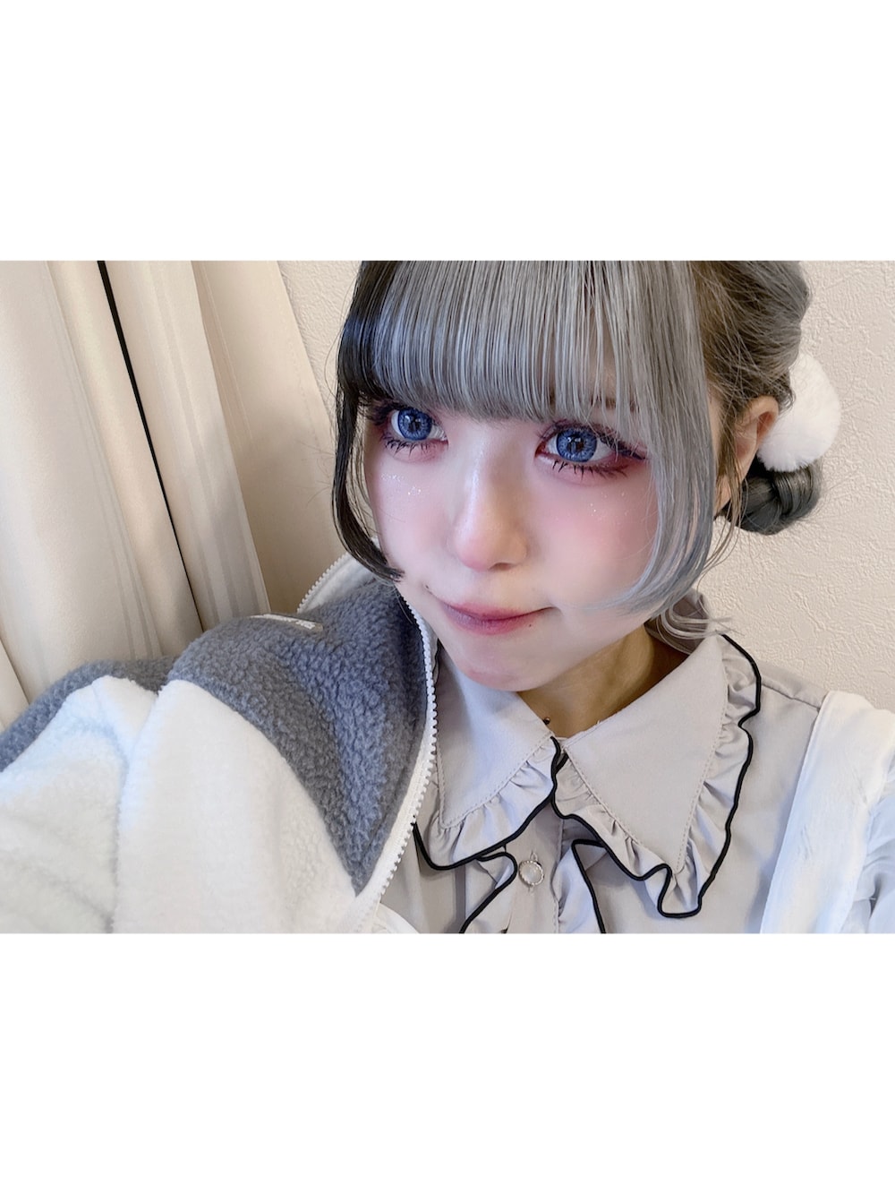 ホワイト系のスニーカー、ホワイト系のその他トップス、グレー系のシャツ/ブラウスを着用したレディースの冬コーディネートの2枚目の写真