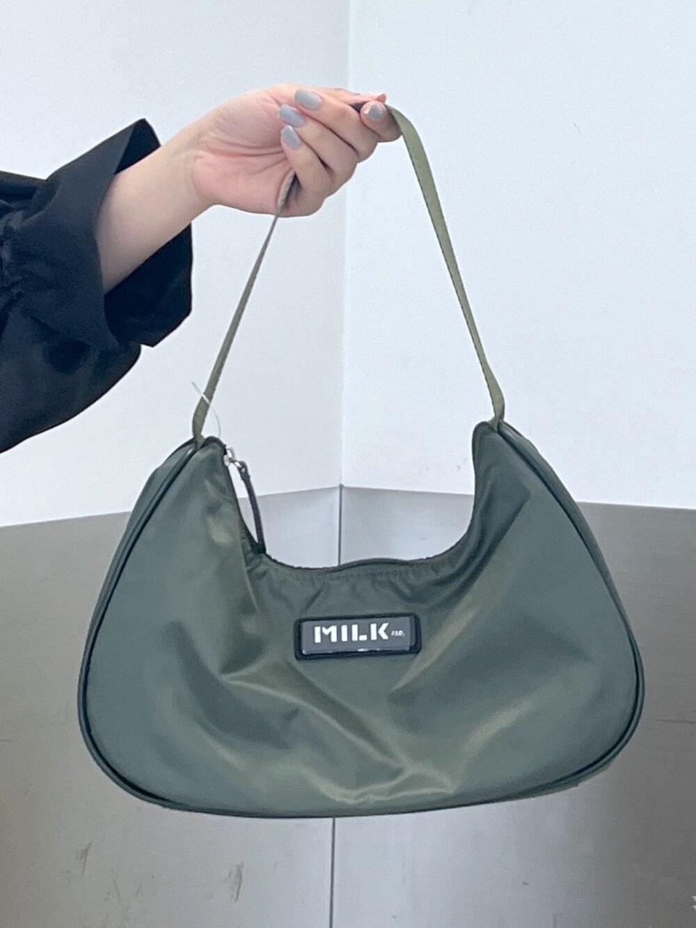 ブラック系のシャツ/ブラウス、グリーン系のハンドバッグ、イエロー系のその他パンツを着用したレディースの春コーディネートの5枚目の写真