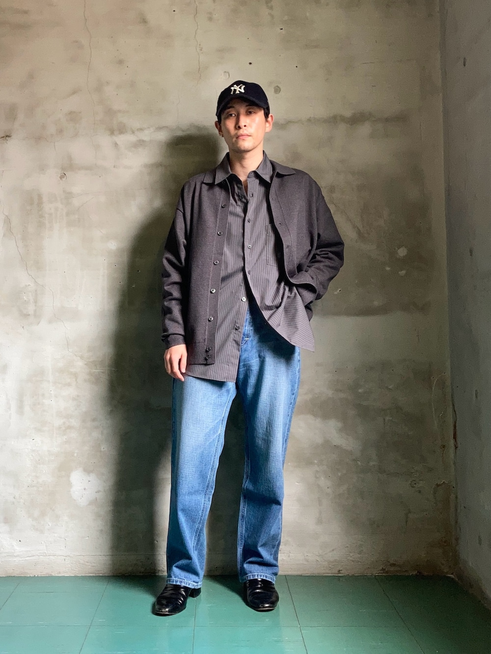 ブルー系のデニムパンツ、その他のシャツ/ブラウス、グレー系のカーディガン/ボレロを着用したメンズの秋コーディネートの2枚目の写真