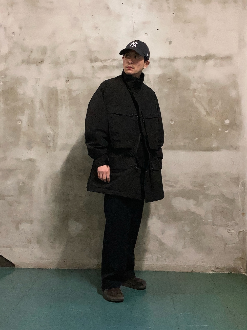 ブラック系のその他アウター、ブルー系のその他パンツを着用したメンズの秋コーディネートの2枚目の写真