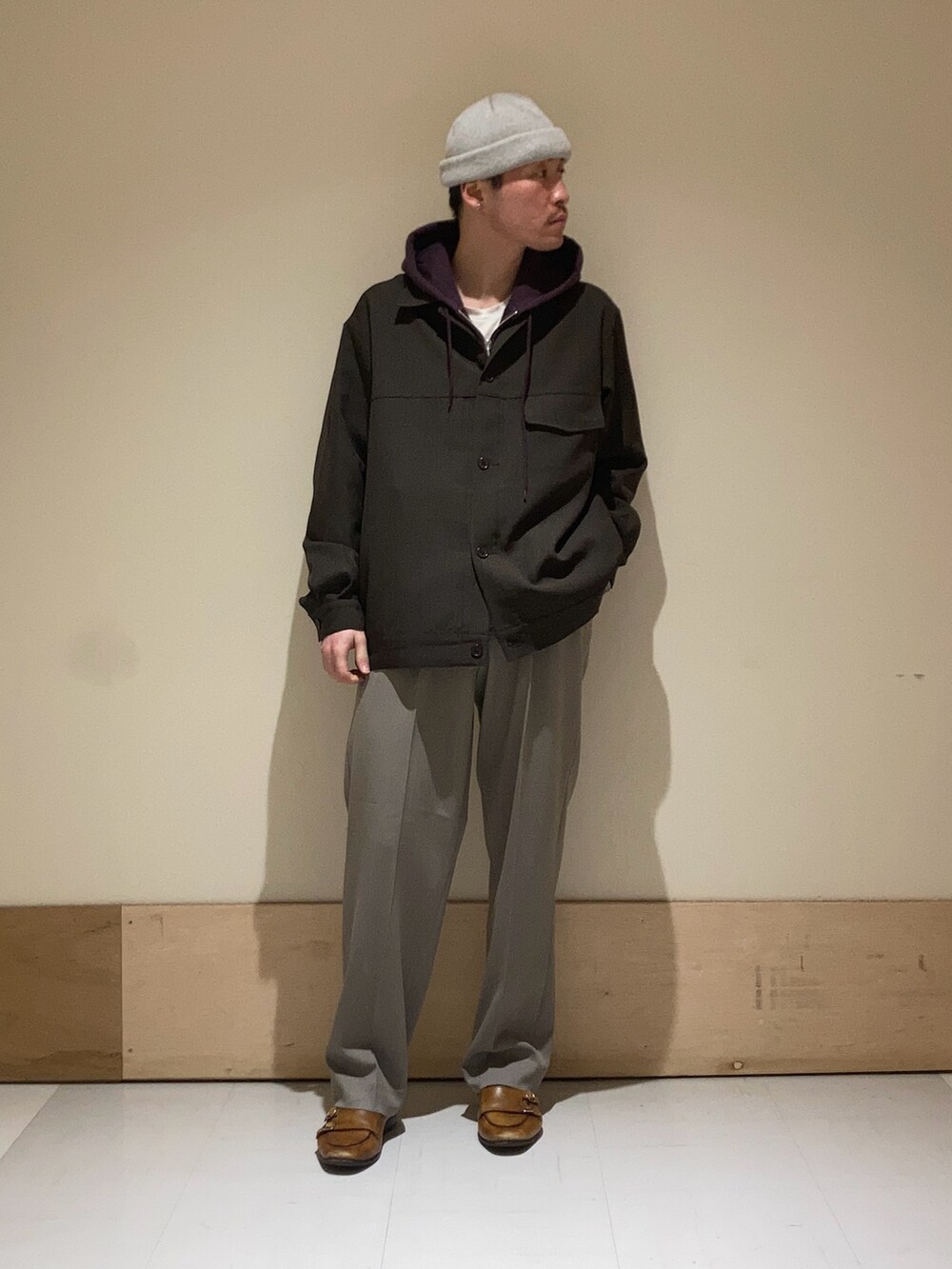 ベージュ系のその他パンツを着用したメンズの冬コーディネートの2枚目の写真