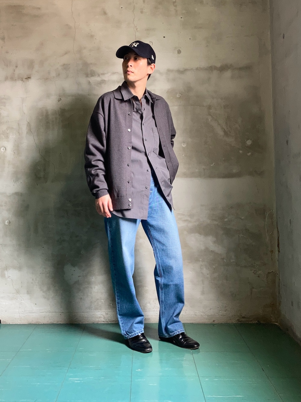 ブルー系のデニムパンツ、その他のシャツ/ブラウス、グレー系のカーディガン/ボレロを着用したメンズの秋コーディネートの3枚目の写真