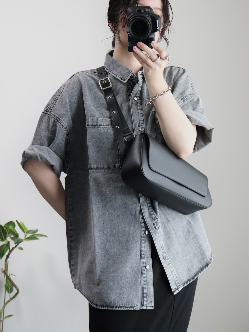 ブラック系のシャツ/ブラウス、ブラック系のボディバッグ/ウエストポーチ、ブラック系のサンダルを着用したレディースの夏コーディネートの2枚目の写真