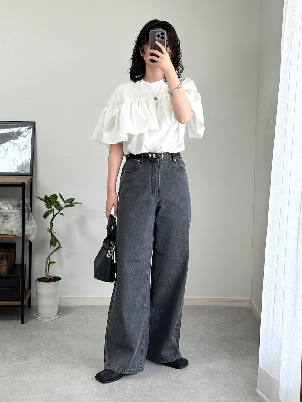 「白Tシャツ、ショルダーバッグ、夏服コーデ、キレイめカジュアル、パンツコーデ、きれいめコーデ、夏コーデ、モノトーン、デニムパンツ、デニム、Tシャツコーデ、Tシャツ、フリル、オトナカジュアル、PR」｜「attireeの【３色展開】【やわらかデニム】ハイウエストデニムパンツ（デニムパンツ、ブラック系）」を使った、ゆ ず も も .さん（レディース・160cm）の夏コーディネートの3枚目の写真