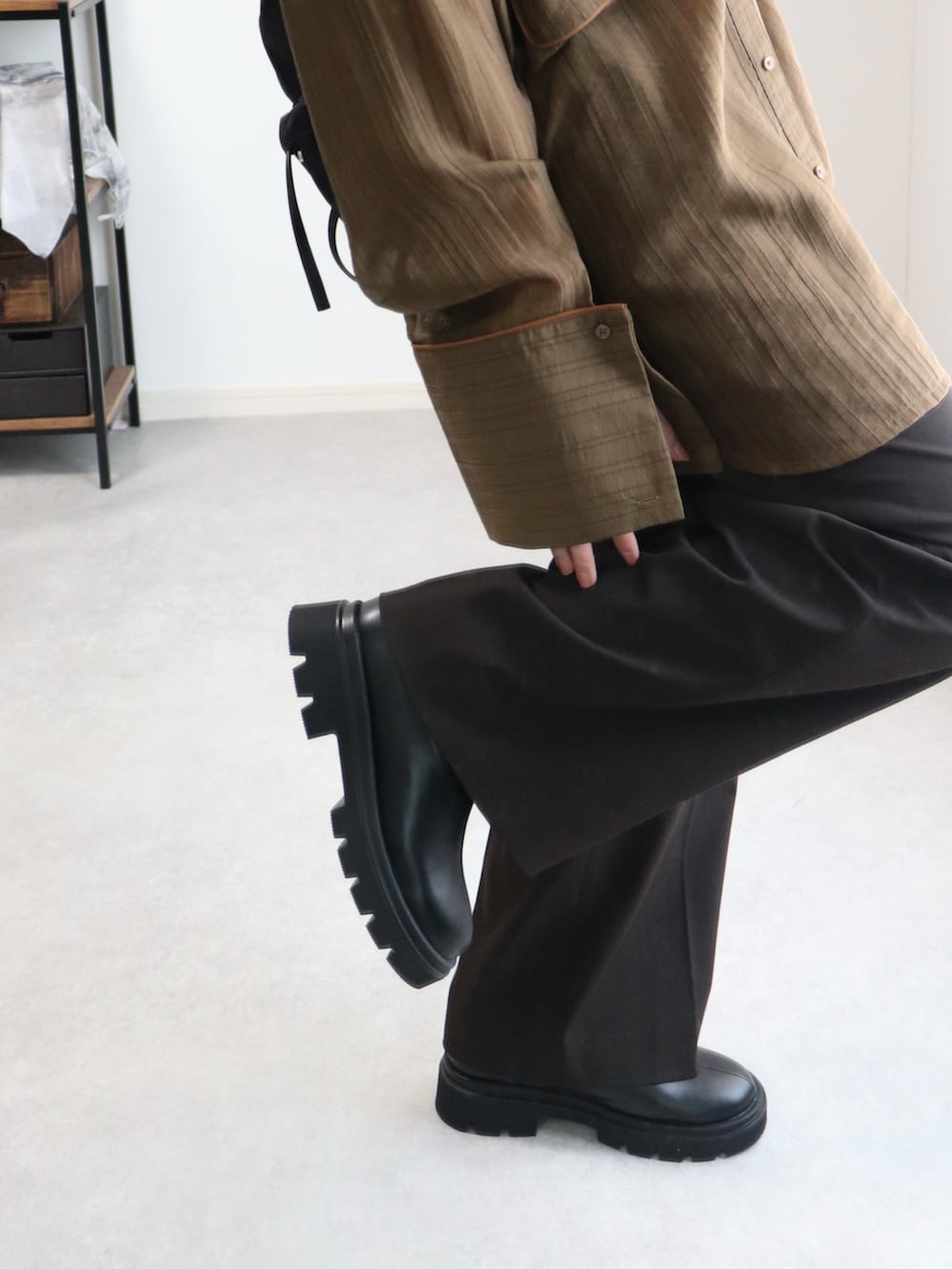 ブラック系のブーツ、ブラウン系のシャツ/ブラウス、ブラック系のバックパック/リュックを着用したレディースの夏コーディネートの5枚目の写真