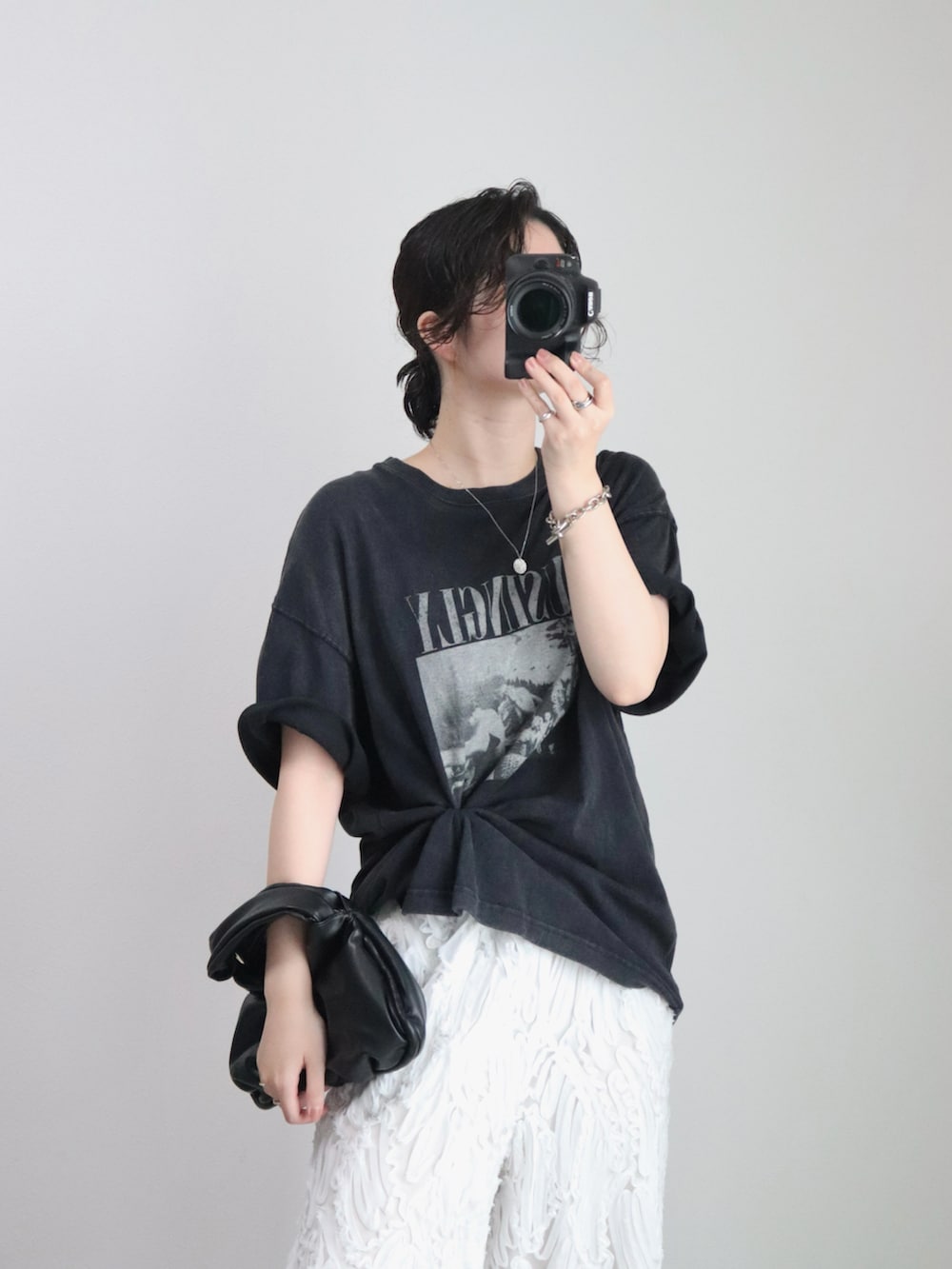 ブラック系のTシャツ/カットソー、ブラック系のサンダル、ホワイト系のその他パンツを着用したレディースの夏コーディネートの2枚目の写真