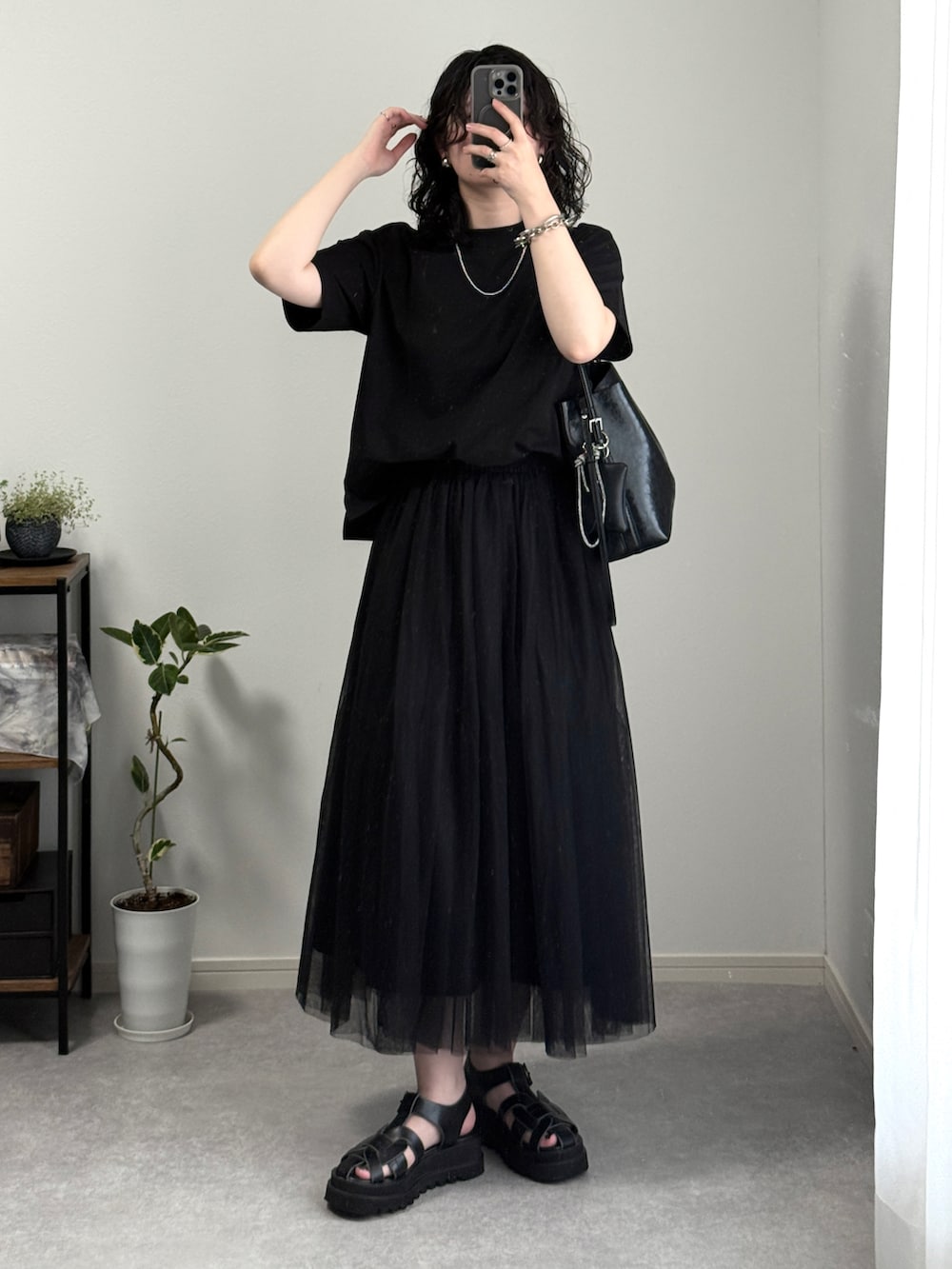 「サンダル、雨の日コーデ、モノトーン、黒Tシャツ、大人カジュアル、スカートコーデ、厚底サンダル、UNIQLO、トートバッグ、春コーデ、夏コーデ、ジャケットスタイル、ZARA、Tシャツ、PR」｜「HAREのシャークソールグルカサンダル(HARE)（サンダル、ブラック系）」を使った、ゆ ず も も .さん（レディース・160cm）の春コーディネートの2枚目の写真