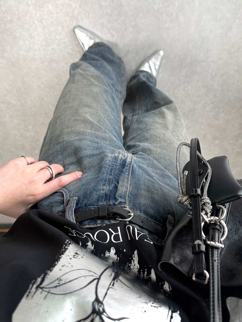 ブルー系のデニムパンツ、シルバー系のローファー、ブラック系のトートバッグを着用したレディースの夏コーディネートの4枚目の写真