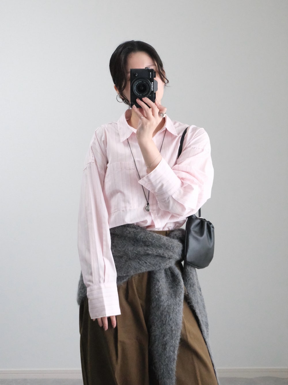 ブラウン系のその他パンツ、ピンク系のシャツ/ブラウス、ブラック系のハンドバッグを着用したレディースの秋コーディネートの3枚目の写真
