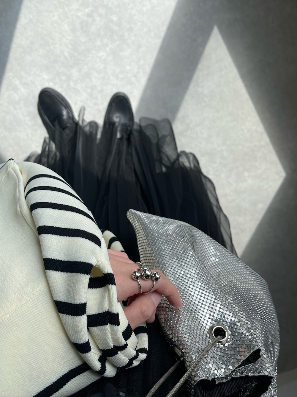 その他のカーディガン/ボレロ、ブラック系のシャツ/ブラウス、シルバー系のショルダーバッグを着用したレディースの春コーディネートの3枚目の写真