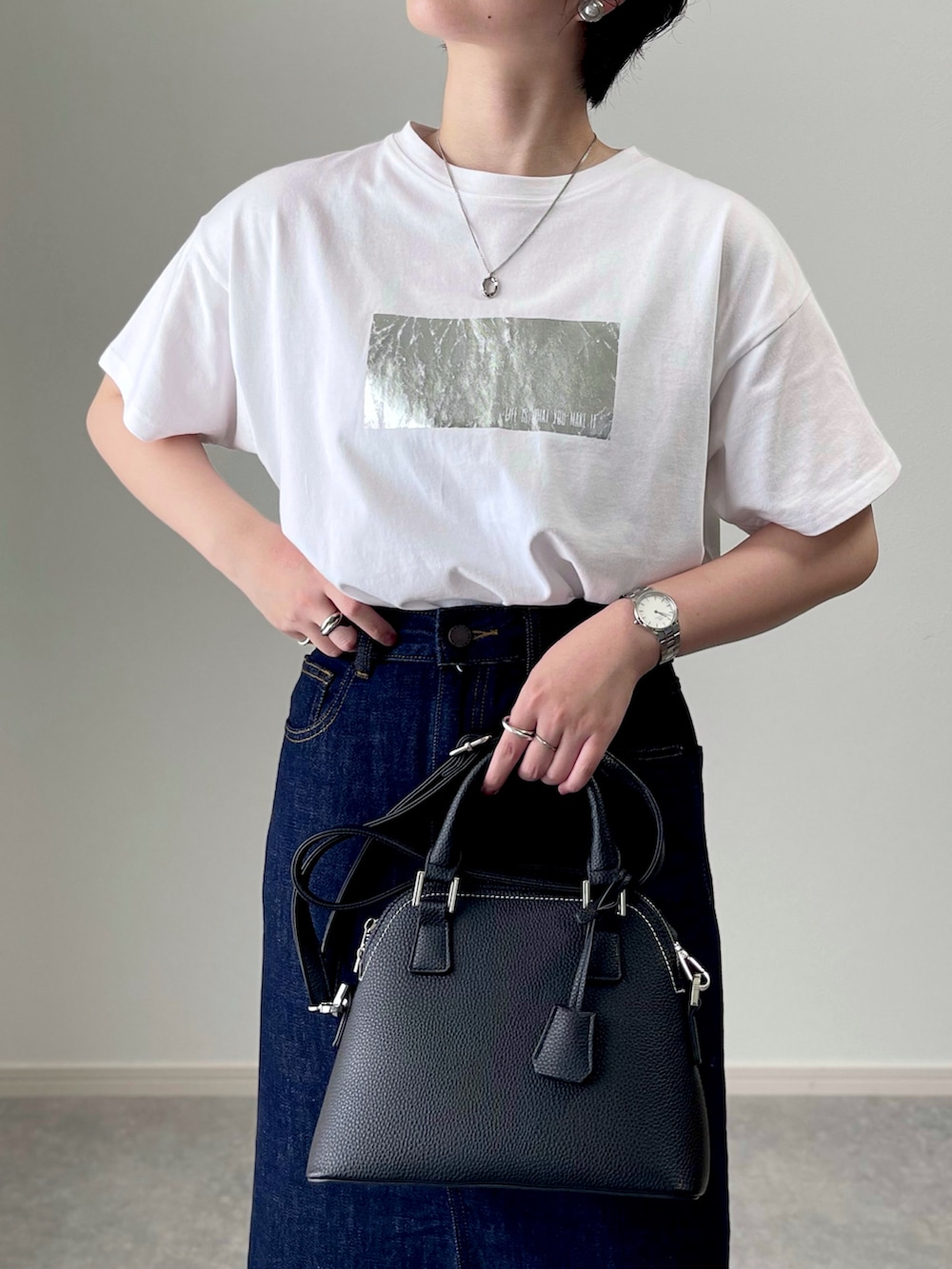 「白Tシャツ、厚底シューズ、サンダル、デニムスカート、ショルダーバッグ、キレイめカジュアル、プチプラ、夏コーデ、デニム、GU、スポーツサンダル」｜「AZUL by moussyのダブルジッパーハンドバッグ（ショルダーバッグ、ブラック系）」を使った、ゆ ず も も .さん（骨格ウェーブ・レディース・160cm）の夏コーディネートの3枚目の写真