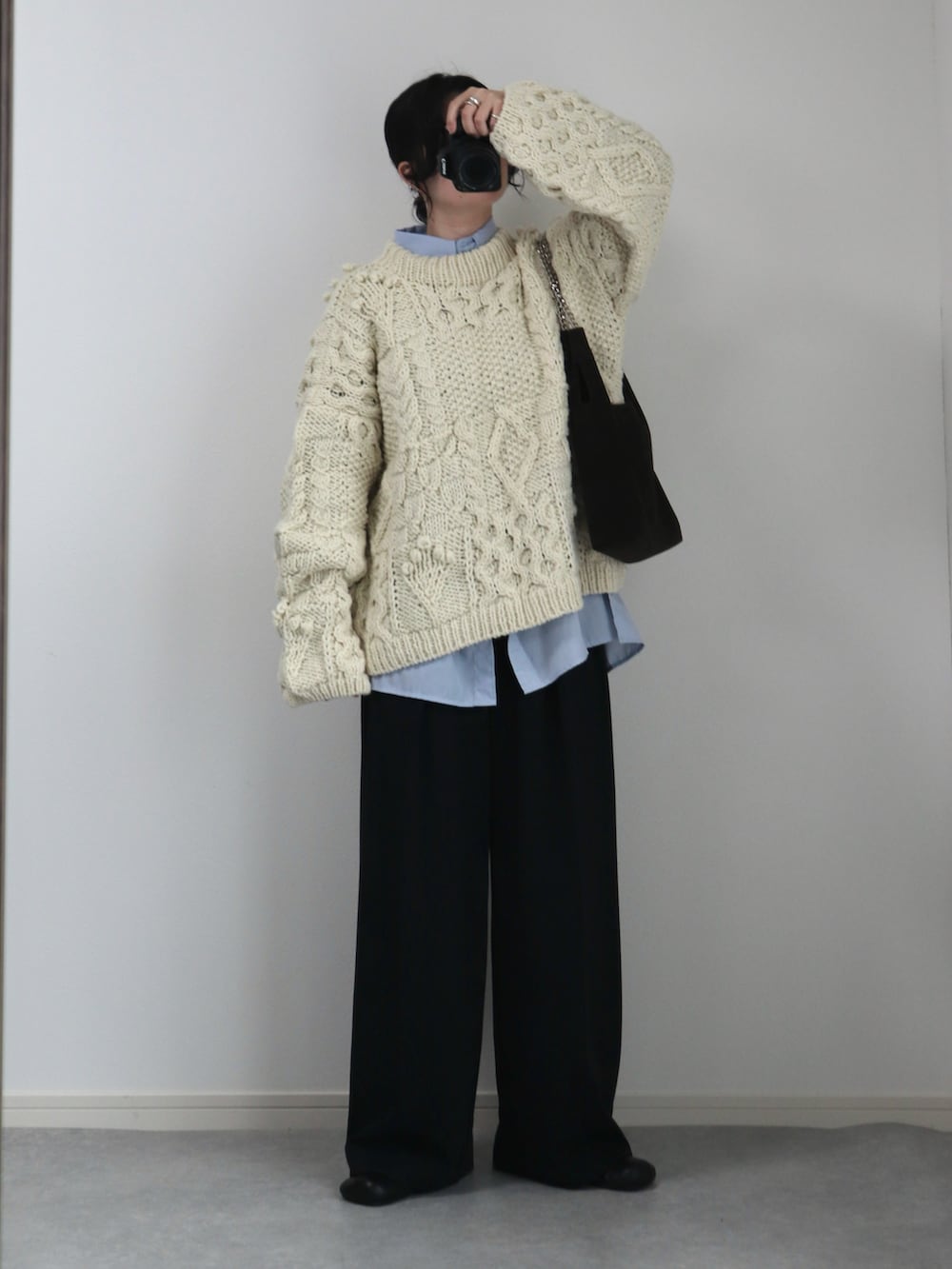 ブルー系のシャツ/ブラウス、ブラック系のその他パンツ、ブラウン系のショルダーバッグを着用したレディースの秋コーディネートの2枚目の写真