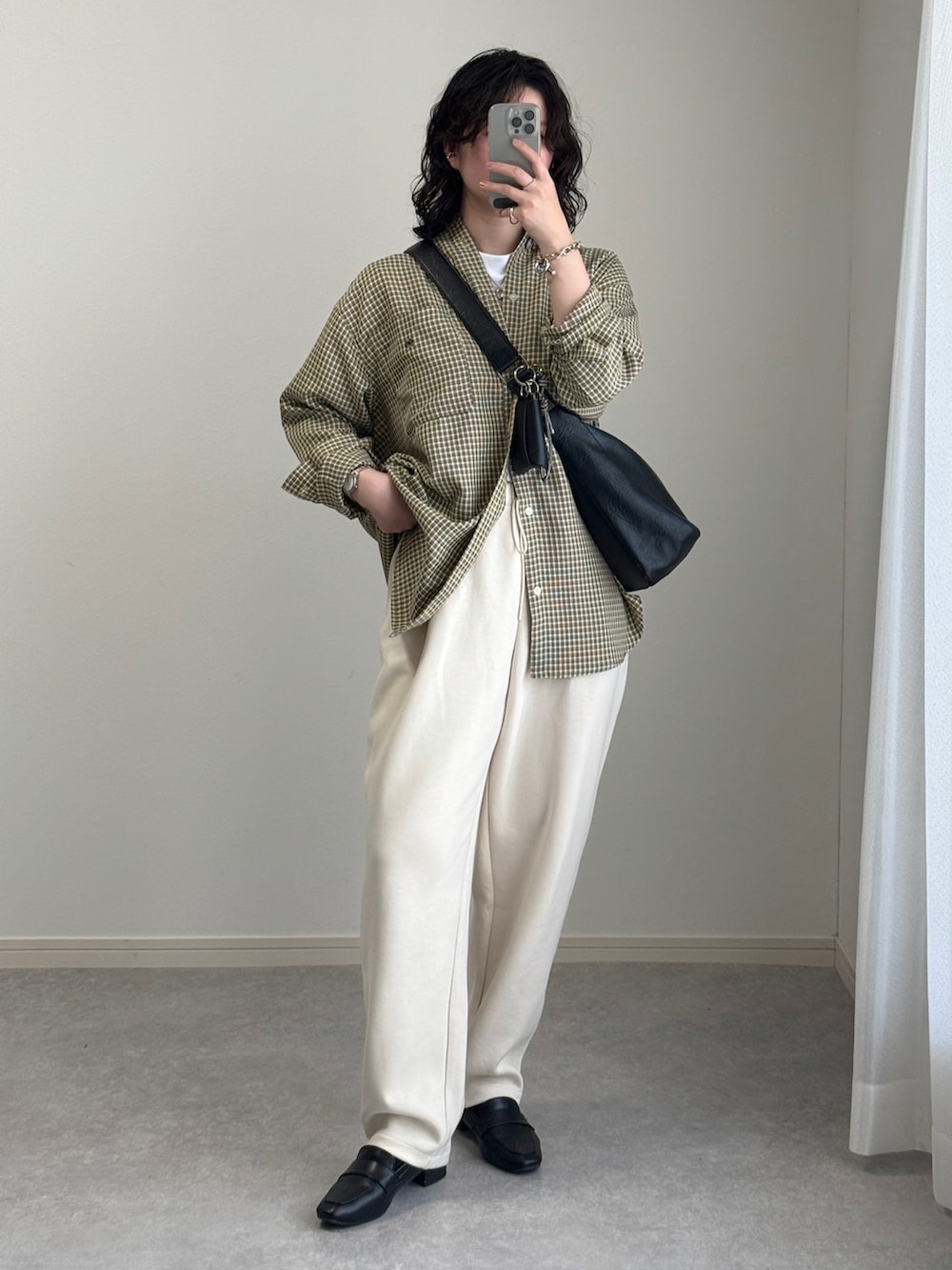 「最近のいい感じコーデ、スウェットパンツ、シャツスタイル、チェックシャツ、ローファー、ショルダーバッグ、春ファッション、オトナカジュアル、今日のコーデ、春夏コーデ、シンプル、春コーデ」｜「chocolatesのベーシック スクエアトゥローファー【日本製】（ローファー、ブラック系）」を使った、ゆ ず も も .さん（レディース・160cm）の春コーディネートの2枚目の写真