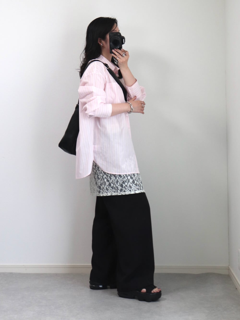ブラック系のその他パンツ、ブラック系のショルダーバッグ、ピンク系のシャツ/ブラウスを着用したレディースの春コーディネートの3枚目の写真