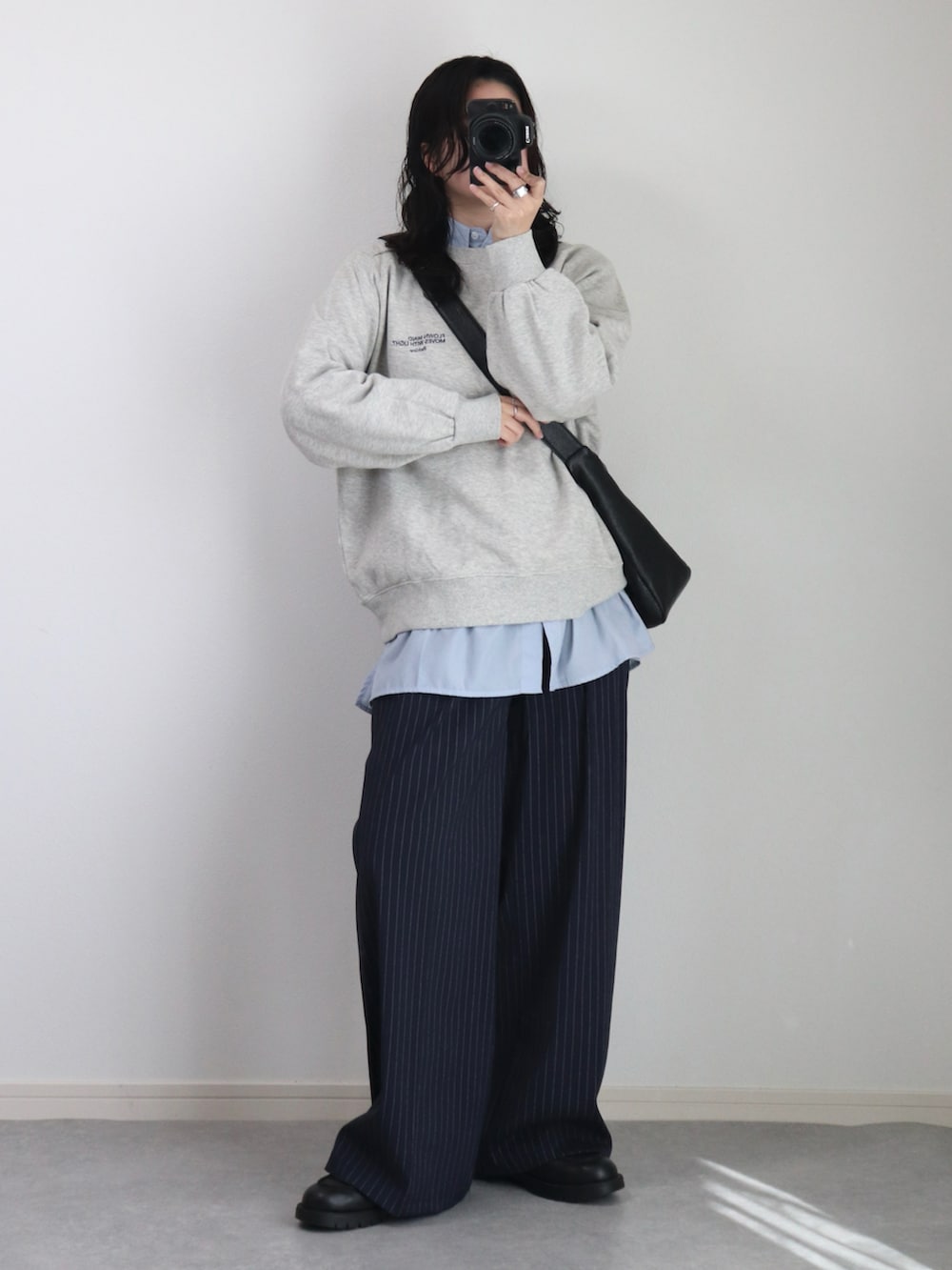 ブラック系のショルダーバッグ、グレー系のスウェット、ブルー系のシャツ/ブラウスを着用したレディースの冬コーディネートの3枚目の写真