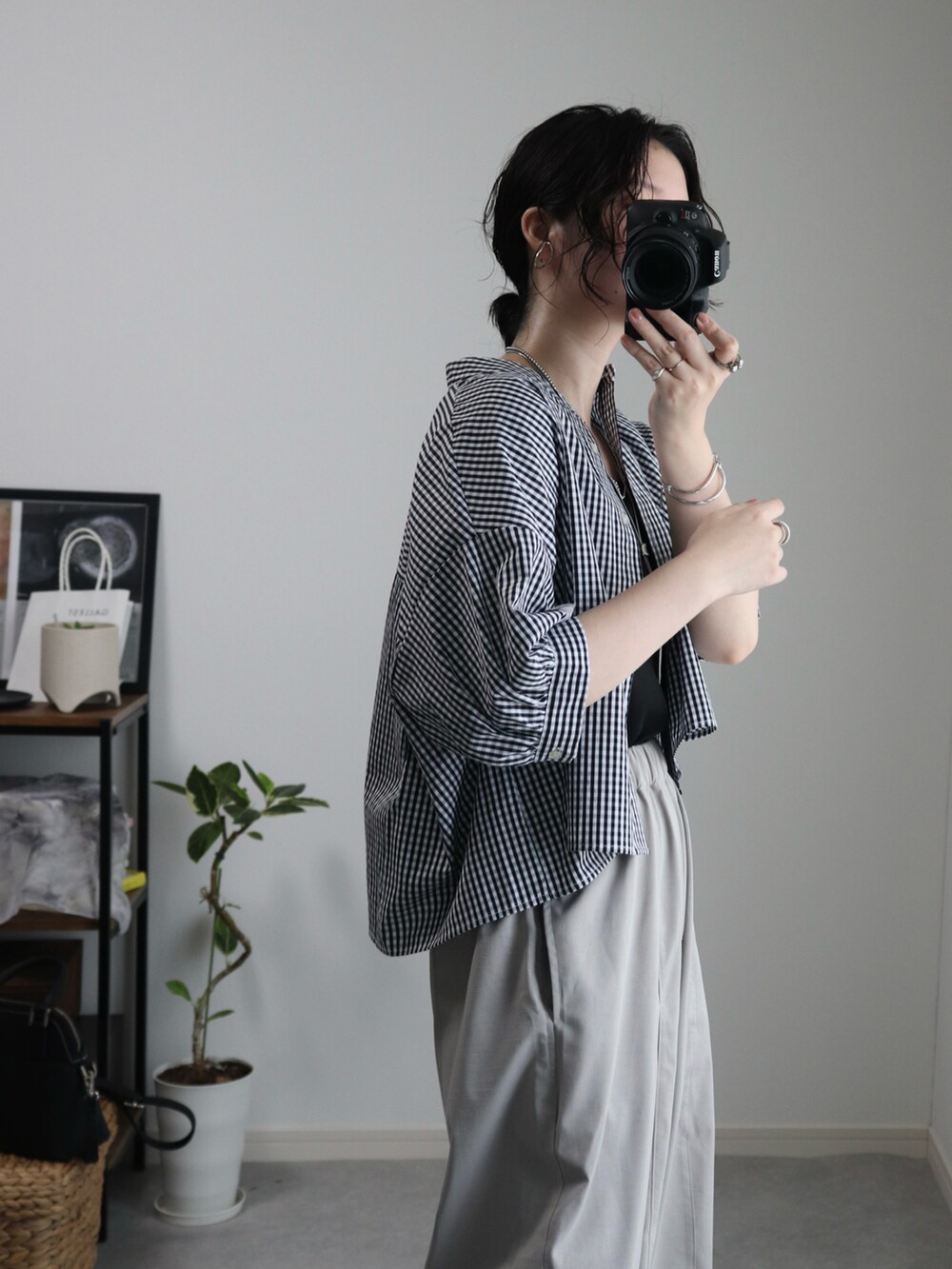 ブラック系のシャツ/ブラウス、ブラック系のショルダーバッグ、ブラック系のサンダルを着用したレディースの夏コーディネートの4枚目の写真