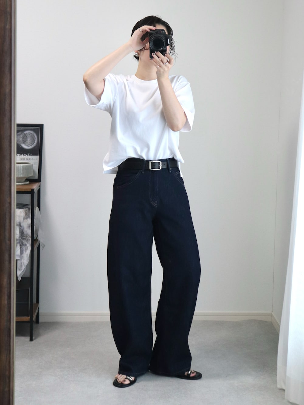 「デニム、白Tシャツ、夏コーデ、きれいめコーディネート、UNIQLO、UNIQLOコーデ、ユニクロ、ユニクロコーデ、サンダル、シンプルコーデ、きれいめカジュアル、夏ファッション、プチプラ、プチプラコーデ、Tシャツ」｜「AZUL by moussyのダブルジッパーハンドバッグ（ショルダーバッグ、ブラック系）」を使った、ゆ ず も も .さん（レディース・160cm）の夏コーディネートの3枚目の写真