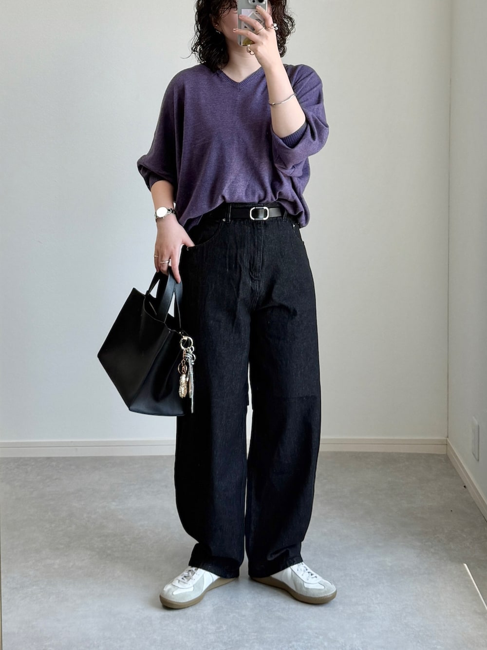 パープル系のニット/セーター、ホワイト系のスニーカー、ブラック系のトートバッグを着用したレディースの春コーディネートの2枚目の写真