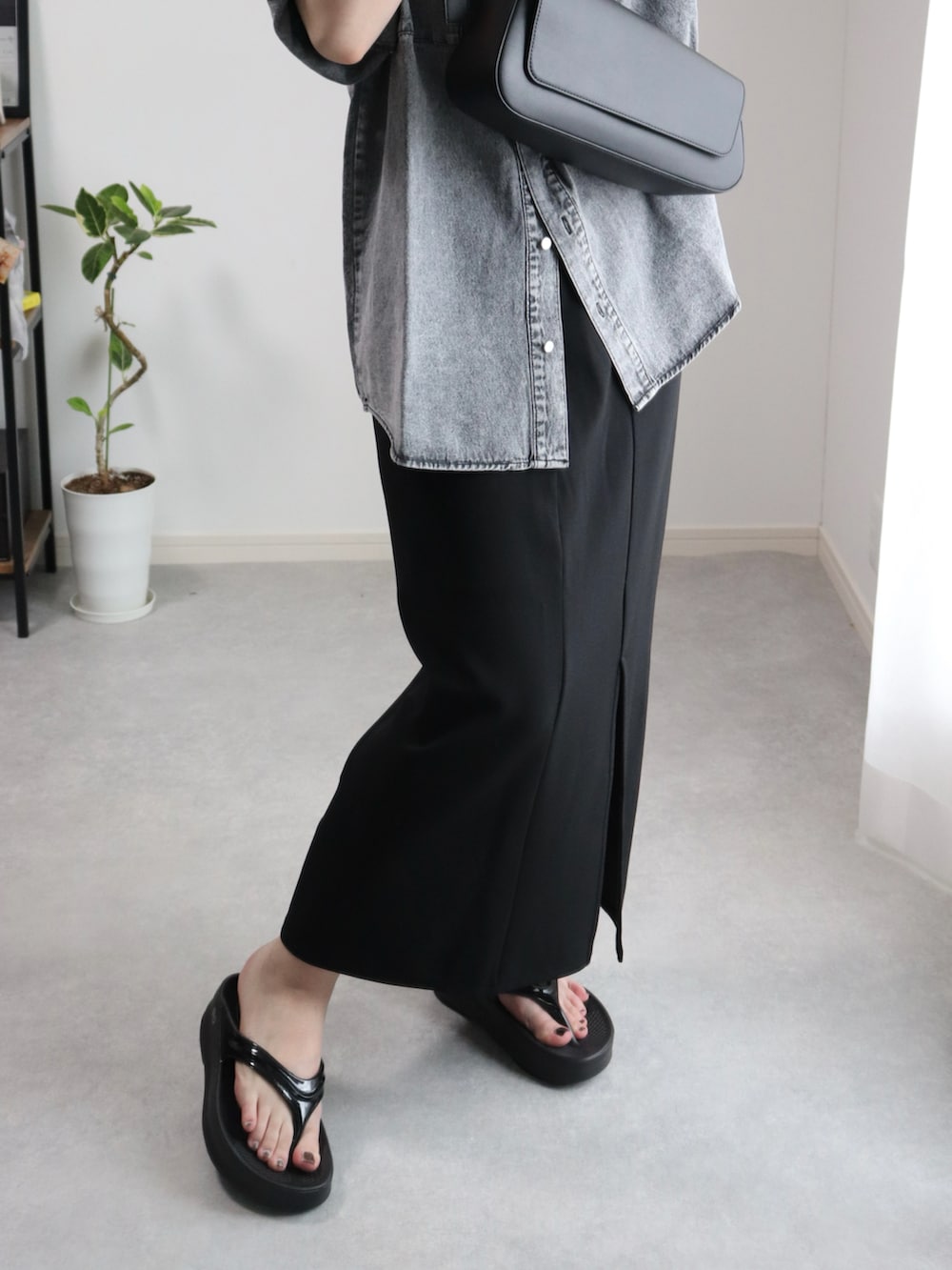 ブラック系のシャツ/ブラウス、ブラック系のボディバッグ/ウエストポーチ、ブラック系のサンダルを着用したレディースの夏コーディネートの4枚目の写真