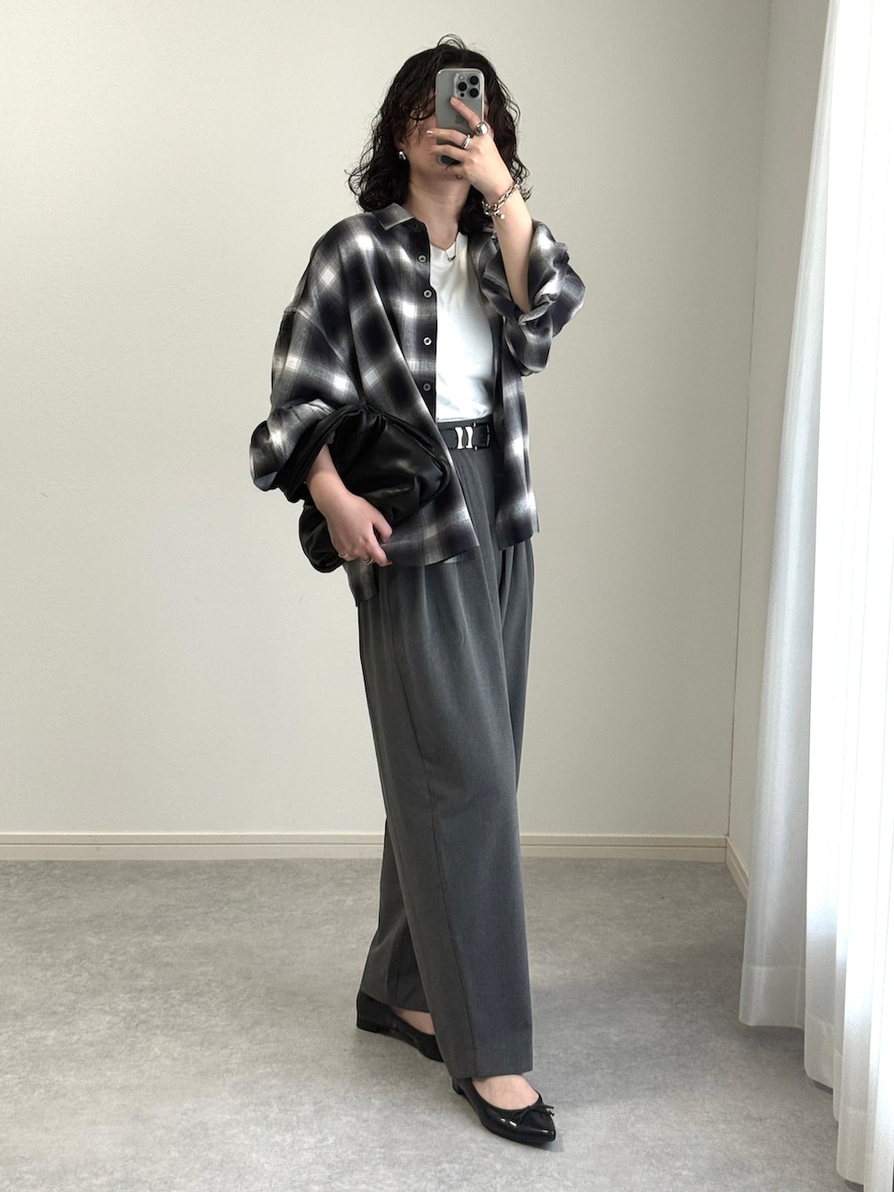 「最近のいい感じコーデ、チェックシャツ、春服コーデ、モノトーン、きれいめカジュアル、大人カジュアル、キレイめコーデ、ワントーンコーデ、春コーデ、シャツスタイル、スラックス、ノースリーブ、プチプラ、PR」｜「for/cの[低身長/高身長向けサイズ有]撥水4本タックカーブパンツ【サスティナブル】（スラックス、グレー系）」を使った、ゆ ず も も .さん（レディース・160cm）の春コーディネートの2枚目の写真