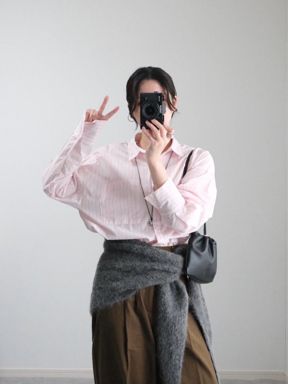ブラウン系のその他パンツ、ピンク系のシャツ/ブラウス、ブラック系のハンドバッグを着用したレディースの秋コーディネートの4枚目の写真